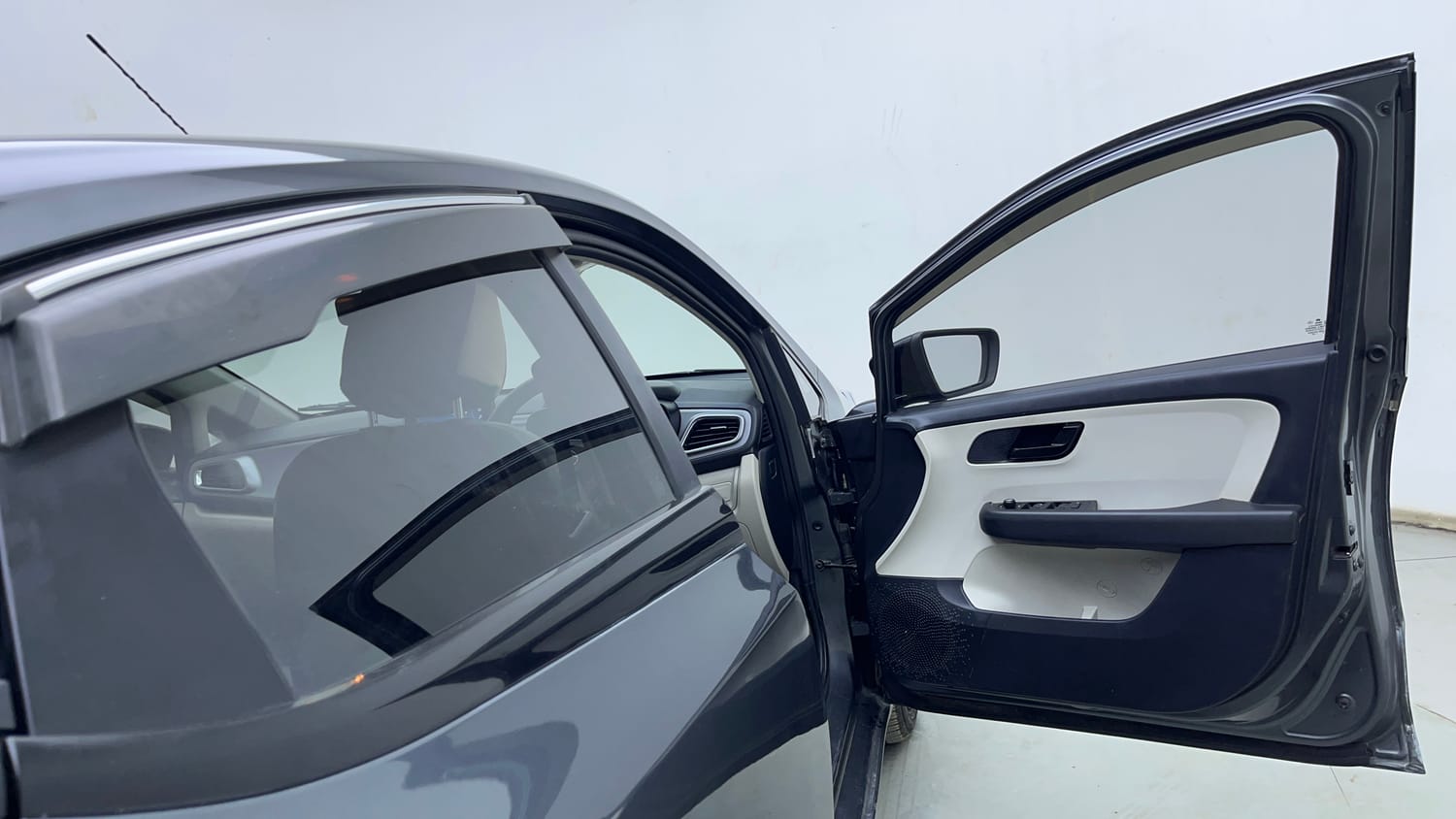 Used 2022 Tata Altroz XM Plus Petrol Petrol Manual interior RIGHT FRONT DOOR OPEN VIEW