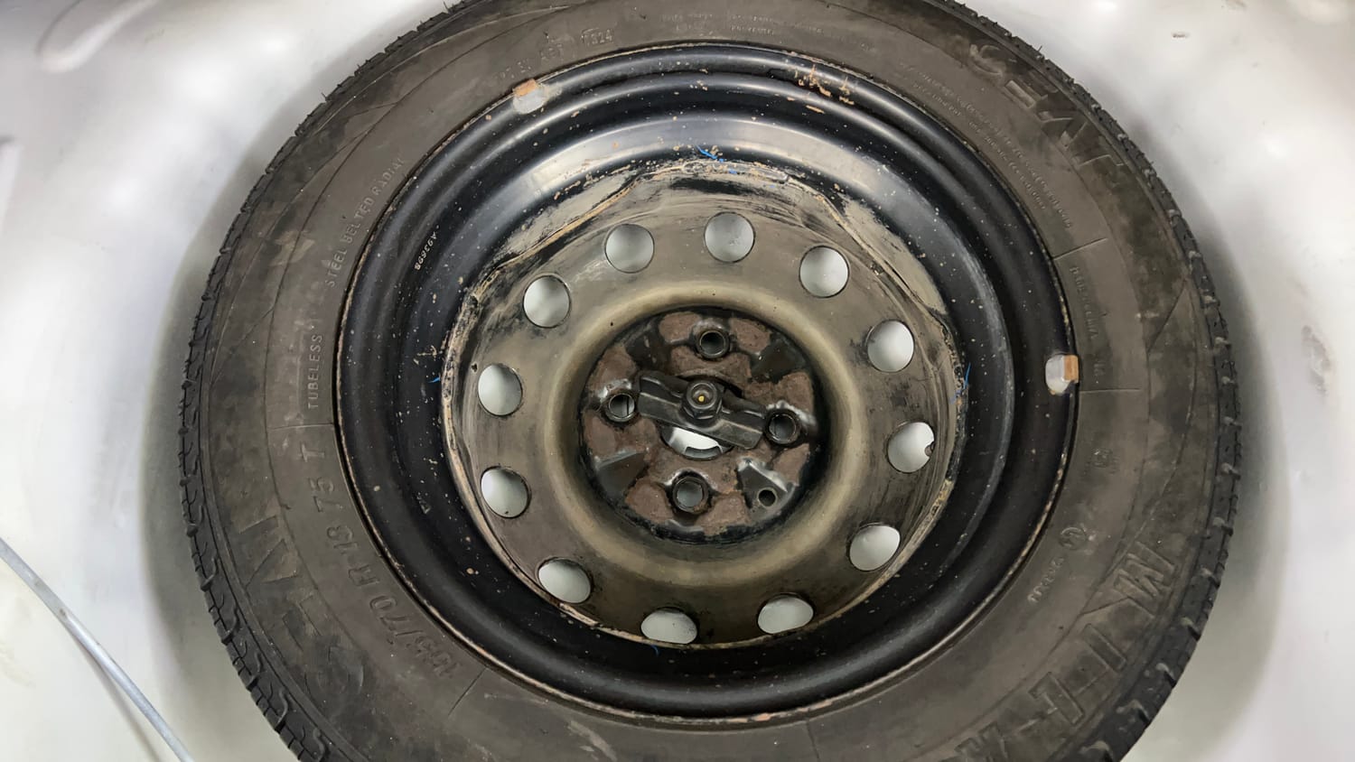 Used 2014 Hyundai Eon Magna Petrol Manual tyres SPARE TYRE VIEW