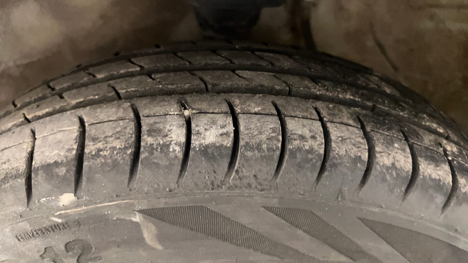 Used 2014 Maruti Suzuki Alto 800 Lxi Petrol Manual tyres LEFT FRONT TYRE TREAD VIEW