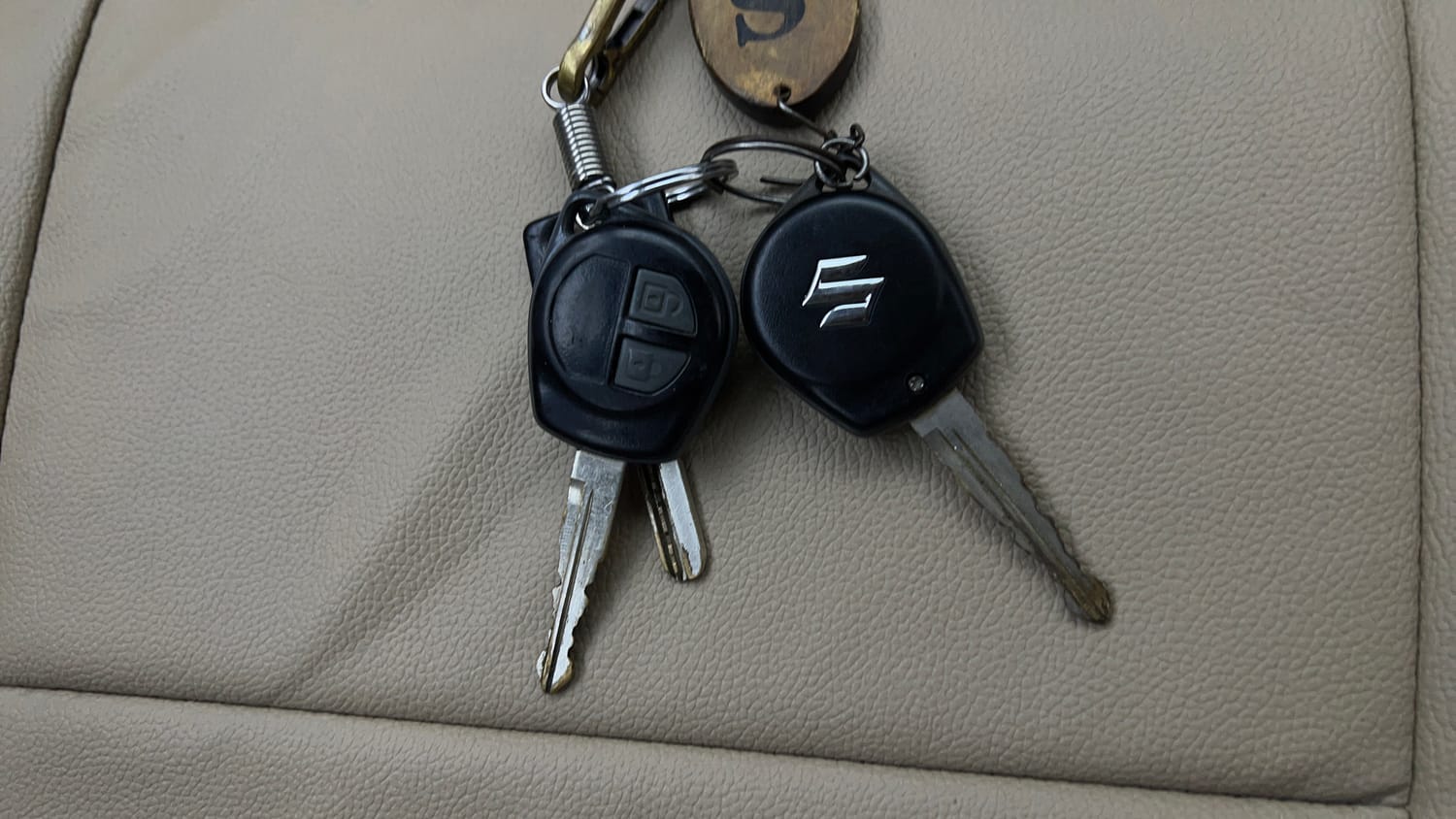 Used 2014 Maruti Suzuki Ertiga ZXi Petrol Manual extra CAR KEY VIEW