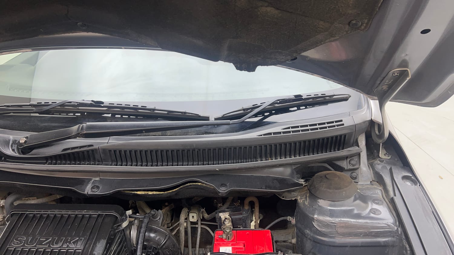 Used 2018 Maruti Suzuki Ciaz Sigma 1.4 MT Petrol Manual engine ENGINE LEFT SIDE HINGE & APRON VIEW