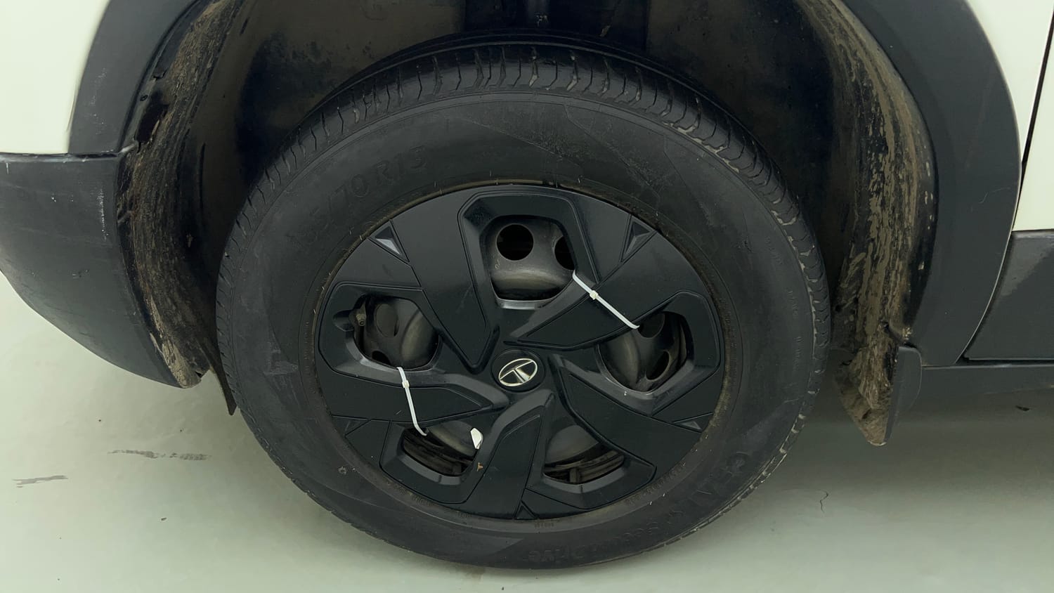 Used 2022 Tata Punch Adventure Rhythm Pack MT Petrol Manual tyres LEFT FRONT TYRE RIM VIEW
