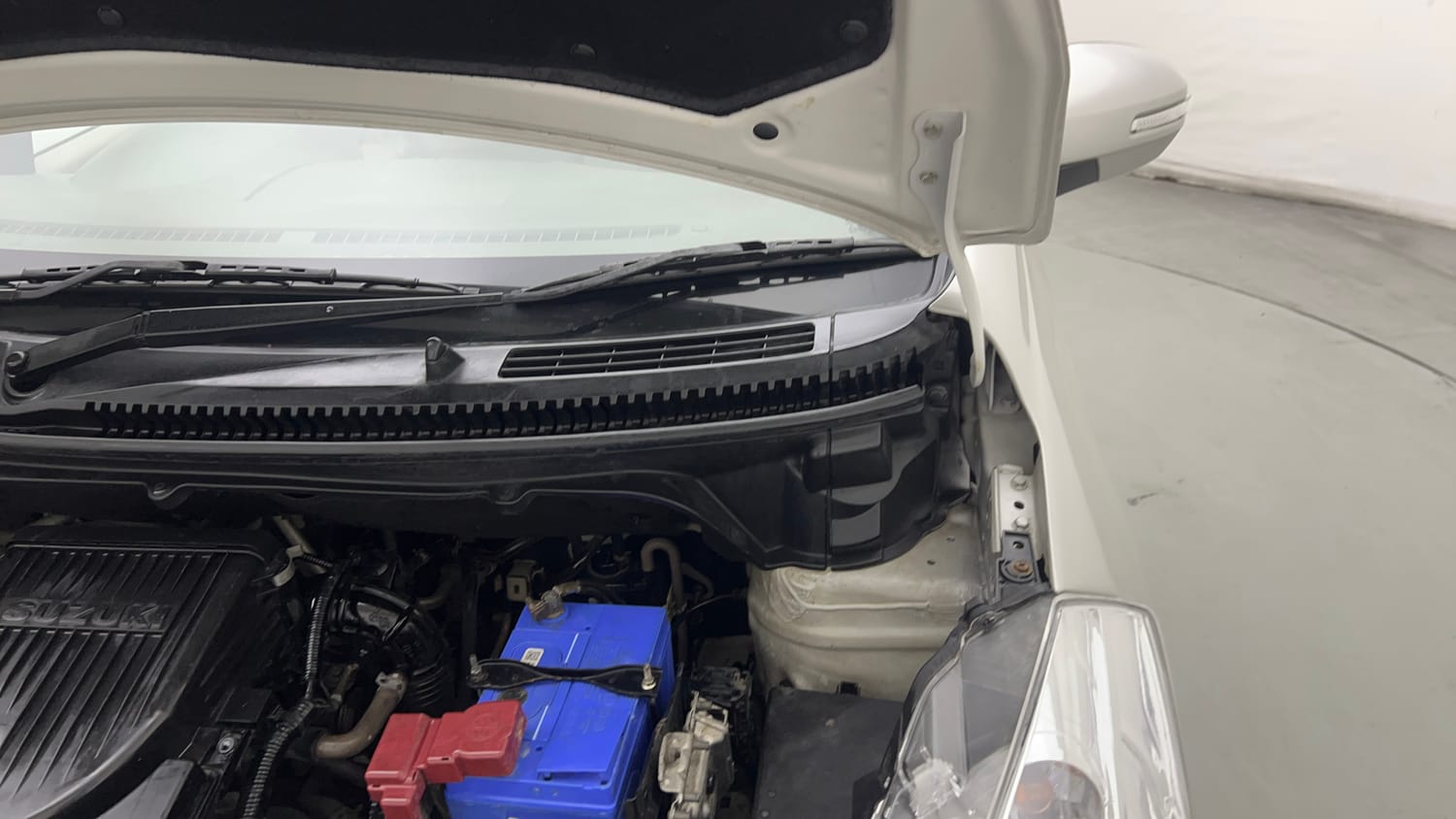Used 2014 Maruti Suzuki Ertiga ZXi Petrol Manual engine ENGINE LEFT SIDE HINGE & APRON VIEW