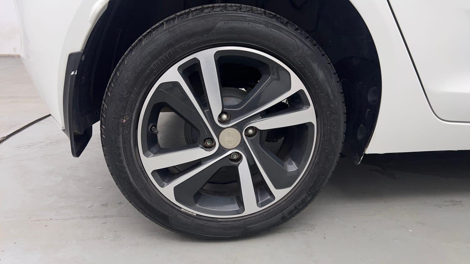 Used 2021 Tata Altroz XZ Plus Petrol Petrol Manual tyres RIGHT REAR TYRE RIM VIEW