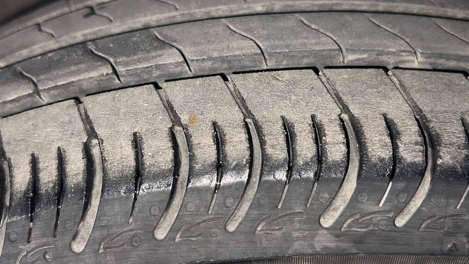 Used 2017 Volkswagen Ameo Trendline 1.2L (P) Petrol Manual tyres RIGHT FRONT TYRE TREAD VIEW