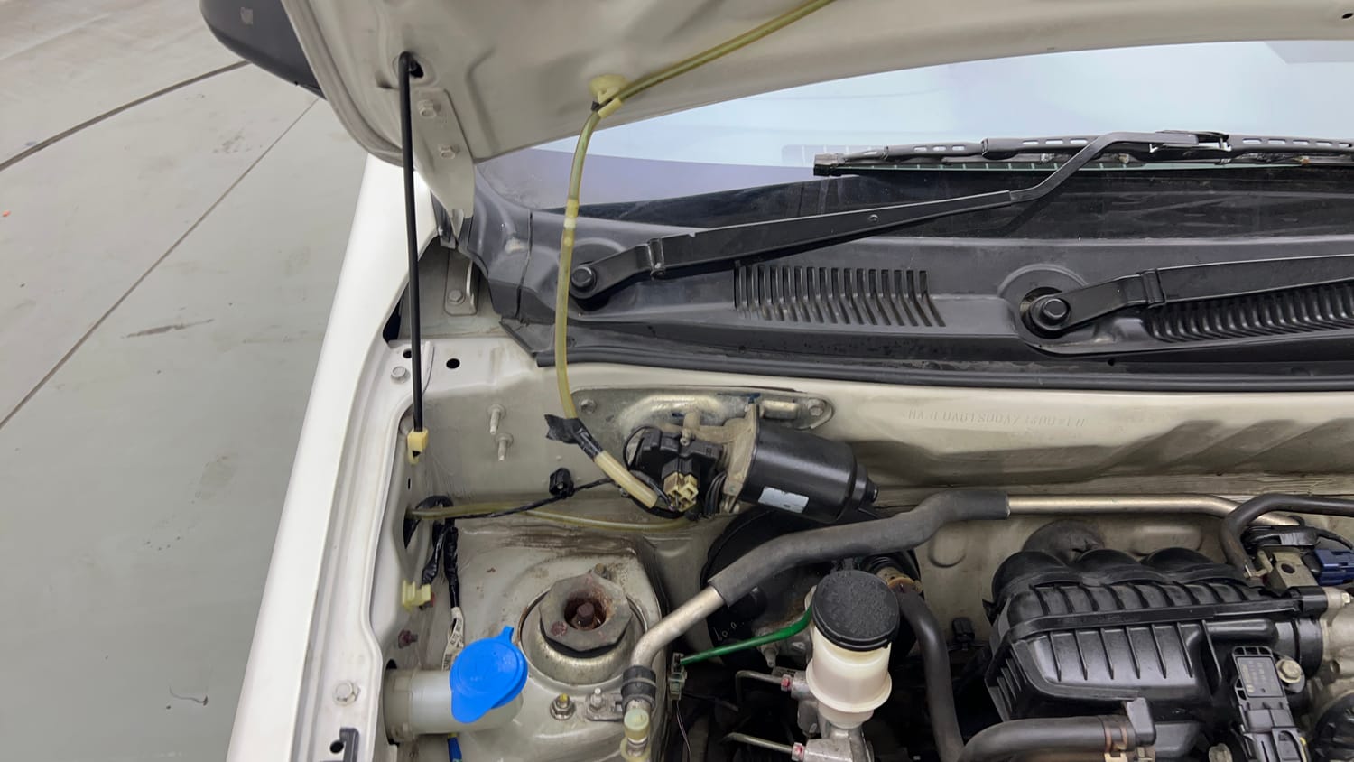 Used 2017 Maruti Suzuki Alto 800 VXi Petrol Manual engine ENGINE RIGHT SIDE HINGE & APRON VIEW