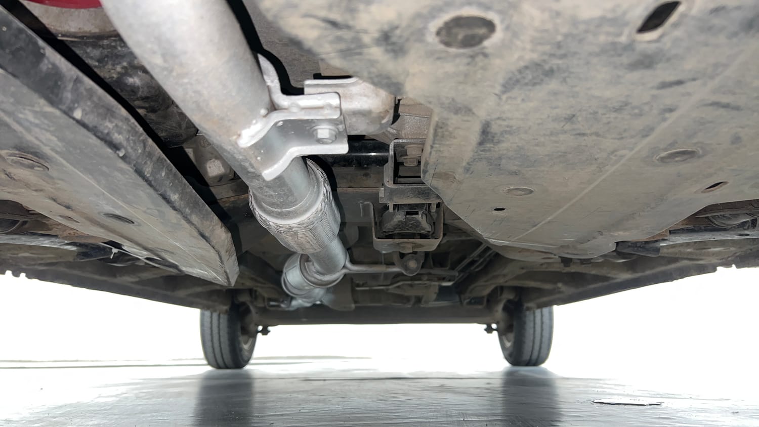Used 2017 Mahindra KUV100 K6 6 STR Petrol Manual extra FRONT LEFT UNDERBODY VIEW