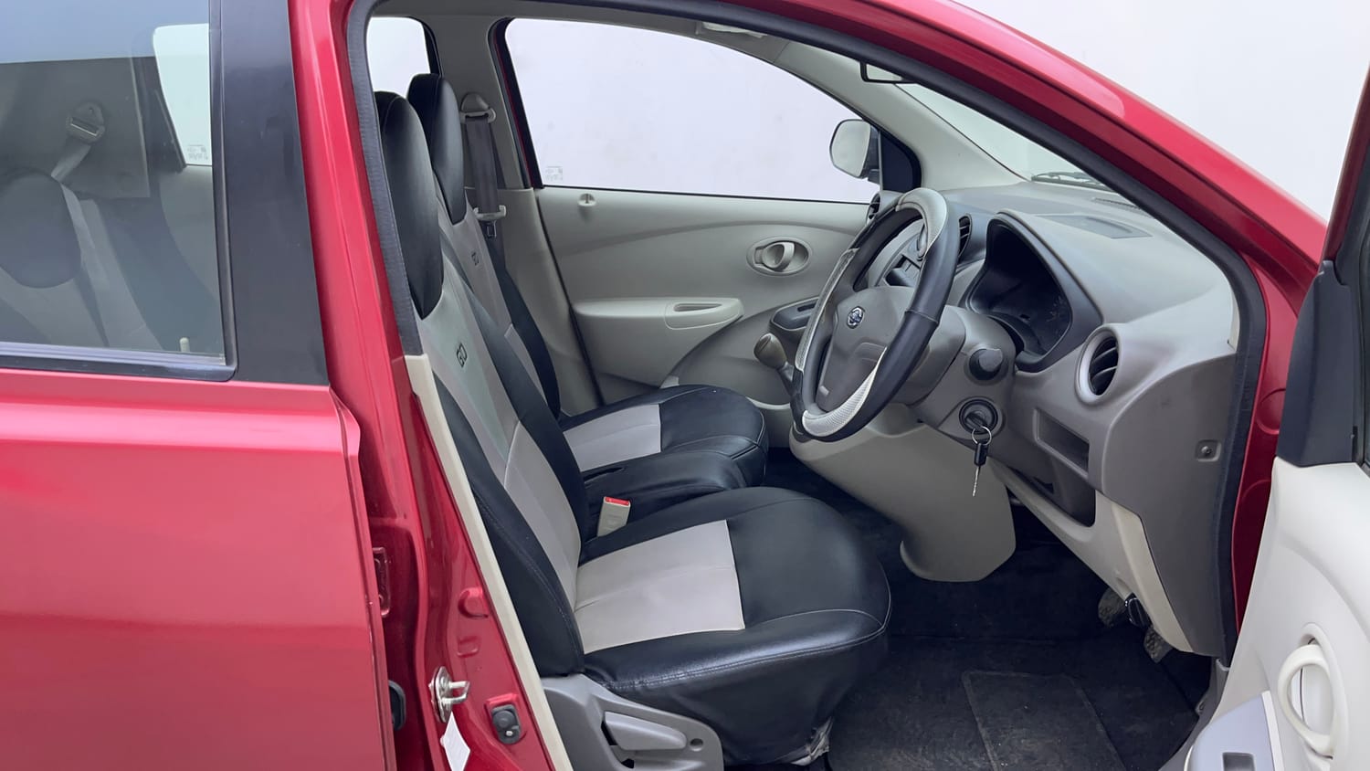 Used 2015 Datsun GO T Petrol Manual interior RIGHT SIDE FRONT DOOR CABIN VIEW