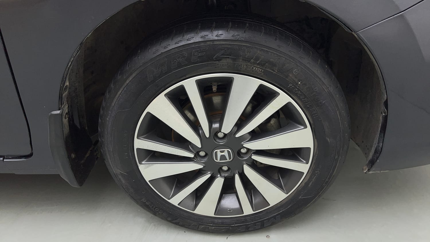 Used 2023 Honda City V Petrol MT Petrol Manual tyres RIGHT FRONT TYRE RIM VIEW