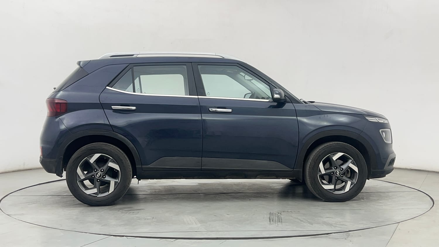 Used 2021 Hyundai Venue SX (O) 1.5 CRDi Diesel Manual exterior RIGHT SIDE VIEW