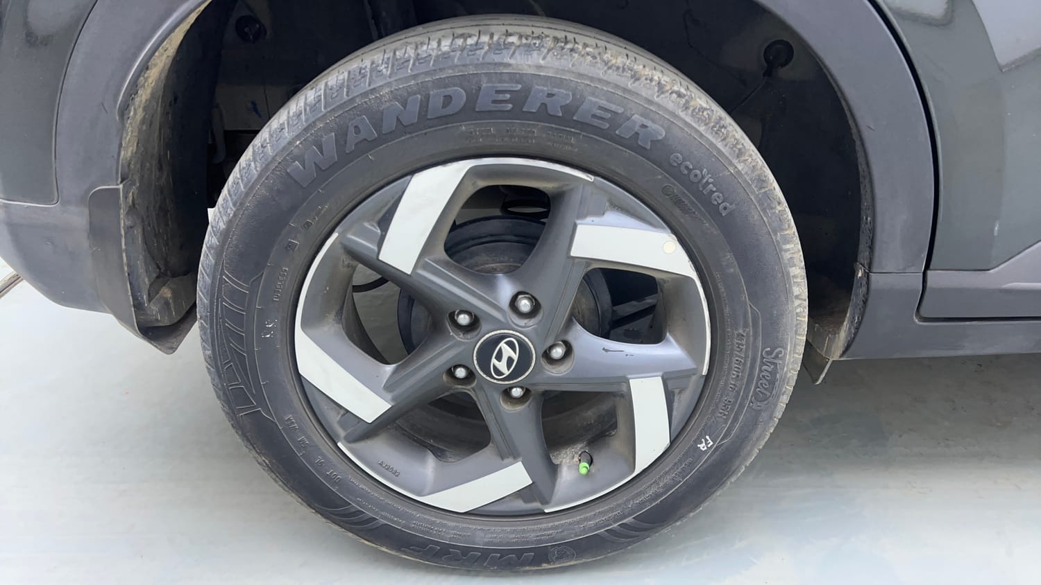 Used 2020 Hyundai Venue SX 1.4 CRDi Diesel Manual tyres RIGHT REAR TYRE RIM VIEW