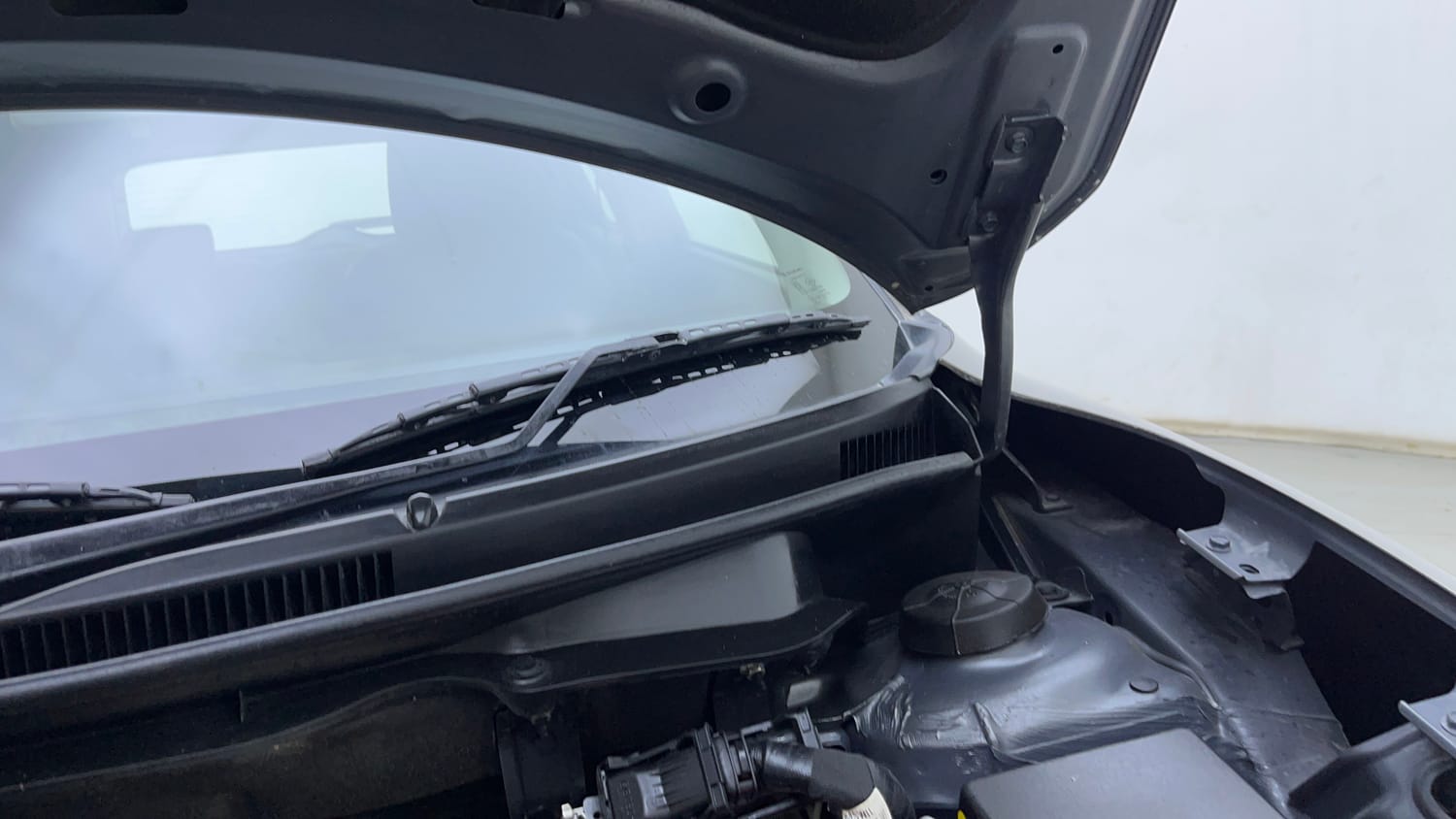 Used 2023 Maruti Suzuki Swift ZXi Plus Petrol Manual engine ENGINE LEFT SIDE HINGE & APRON VIEW
