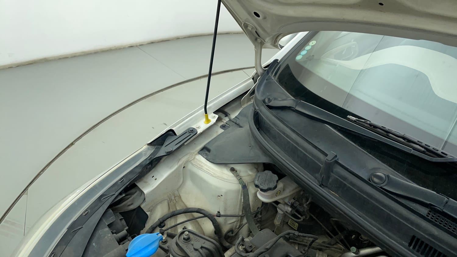 Used 2017 Hyundai Elite i20 Magna Executive 1.2 Petrol Manual engine ENGINE RIGHT SIDE HINGE & APRON VIEW