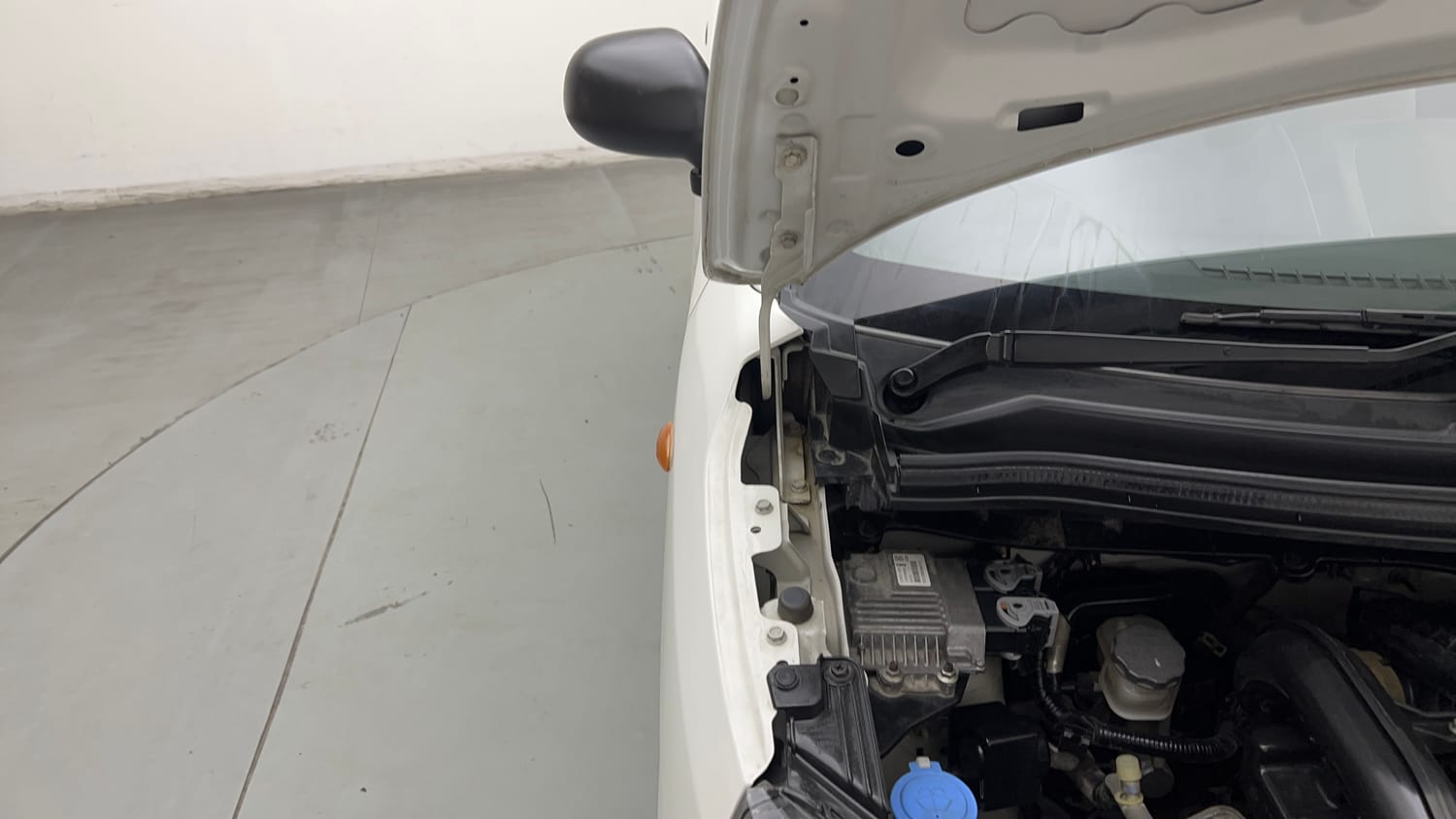 Used 2022 Maruti Suzuki Wagon R LXI 1.0 CNG Cng Manual engine ENGINE RIGHT SIDE HINGE & APRON VIEW