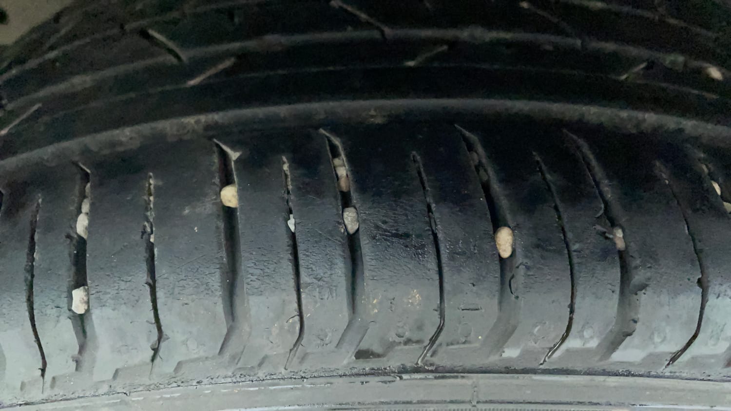 Used 2024 Hyundai i20 Sportz (O) 1.2 IVT Petrol Automatic tyres RIGHT REAR TYRE TREAD VIEW
