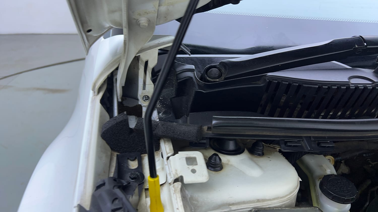 Used 2021 Tata Nexon XZA Plus (S) Petrol Automatic engine ENGINE RIGHT SIDE HINGE & APRON VIEW