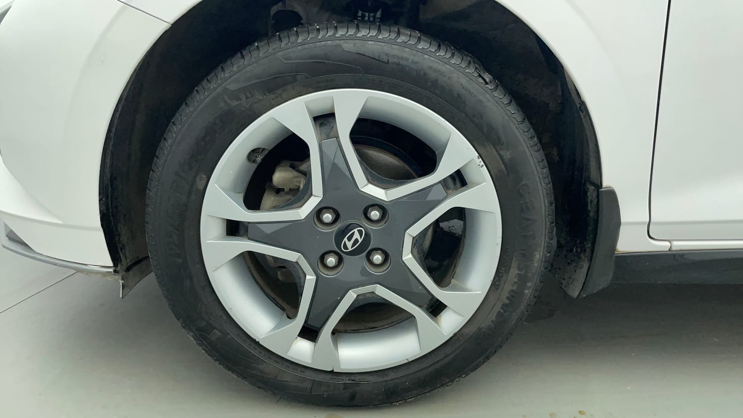 Used 2024 Hyundai i20 Sportz (O) 1.2 IVT Petrol Automatic tyres LEFT FRONT TYRE RIM VIEW