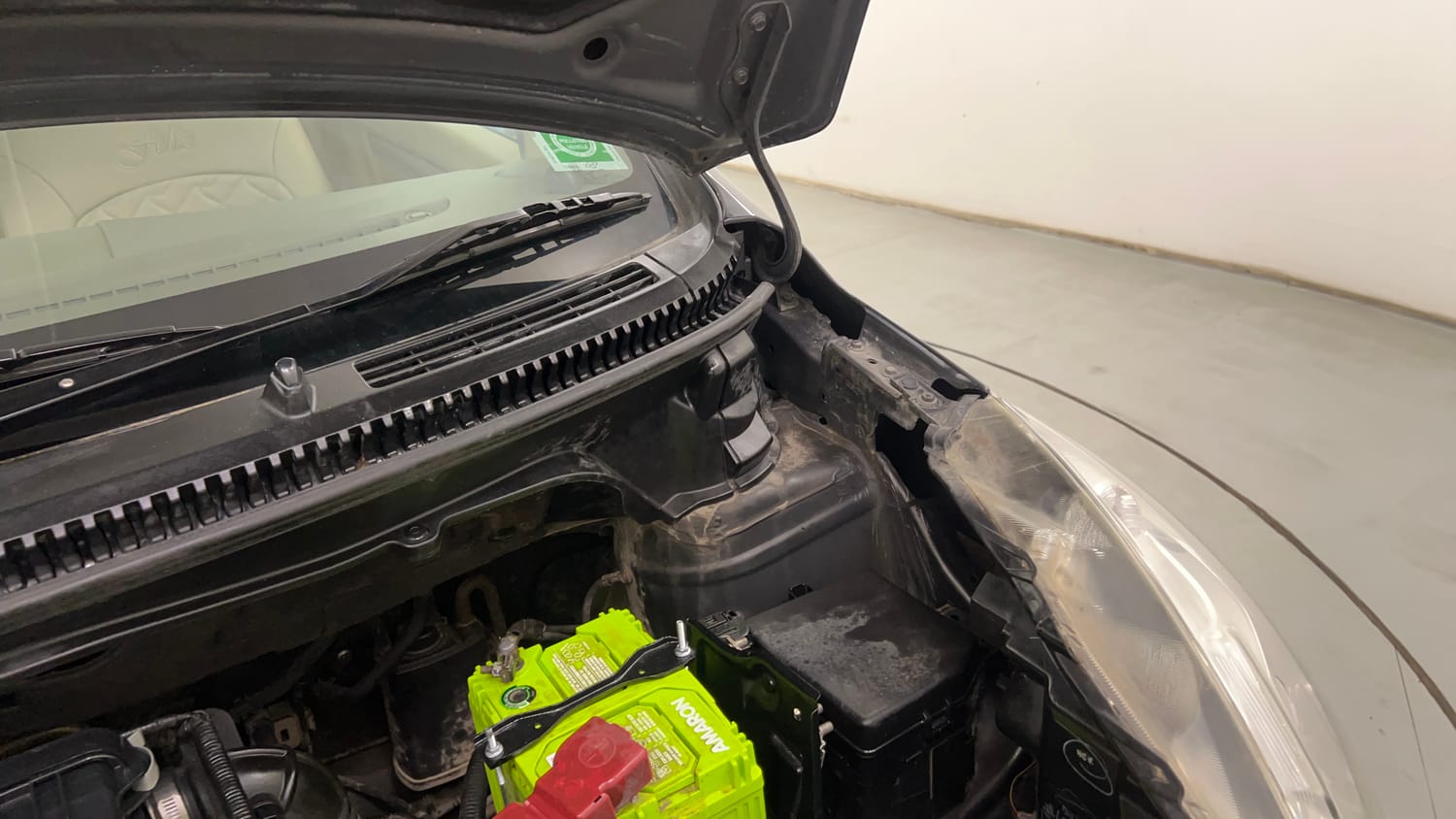 Used 2013 Maruti Suzuki Ertiga Vxi Petrol Manual engine ENGINE LEFT SIDE HINGE & APRON VIEW