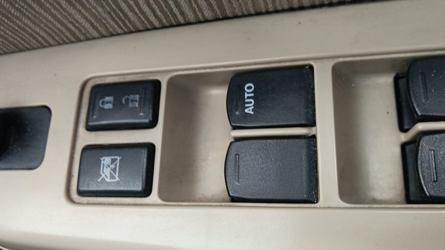 Used 2015 Maruti Suzuki Ertiga Vxi Petrol Manual top_features One touch-down power windows