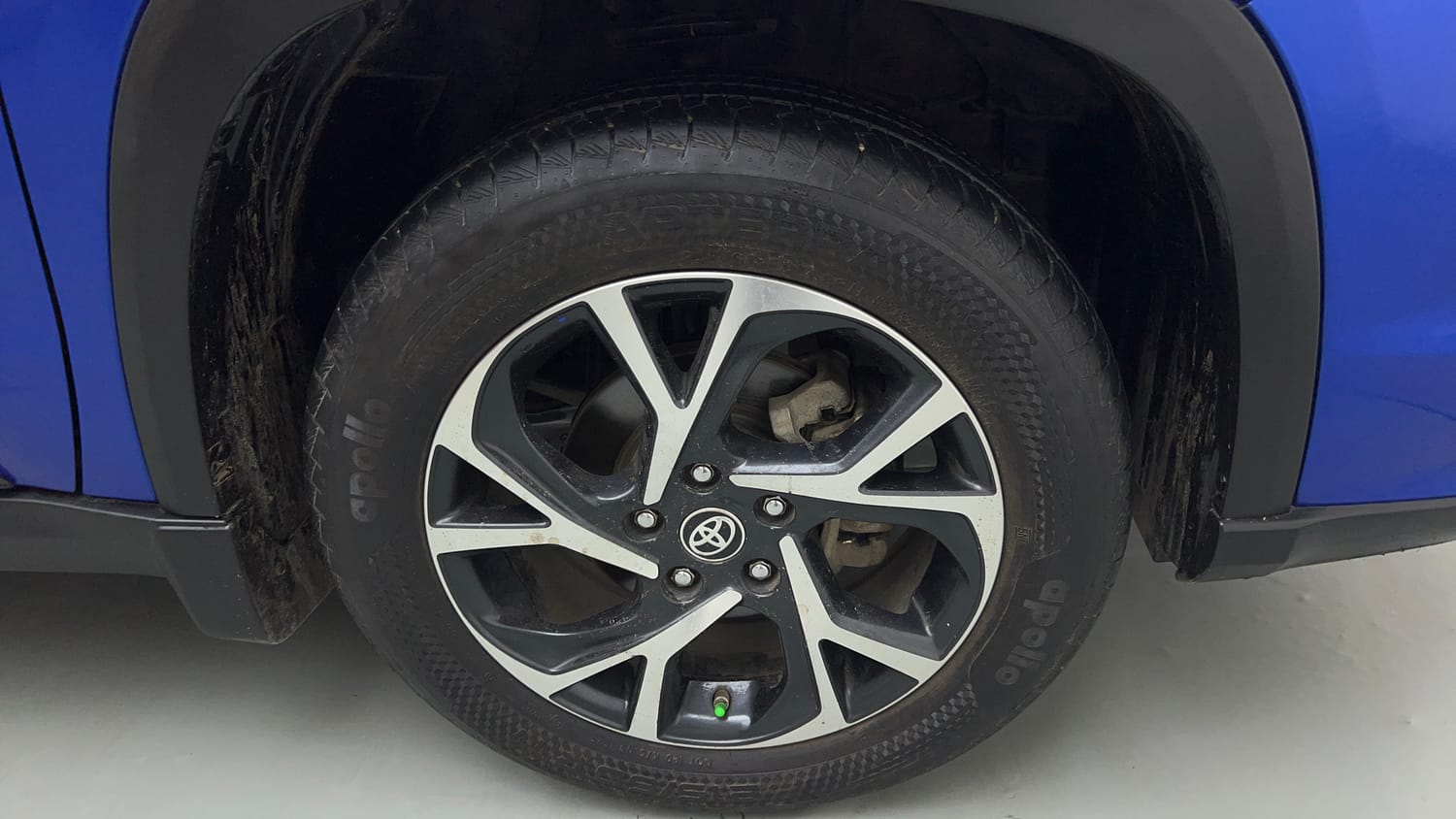 Used 2023 Toyota Urban Cruiser Hyryder V Hybrid Dual Tone Hybrid Automatic tyres RIGHT FRONT TYRE RIM VIEW