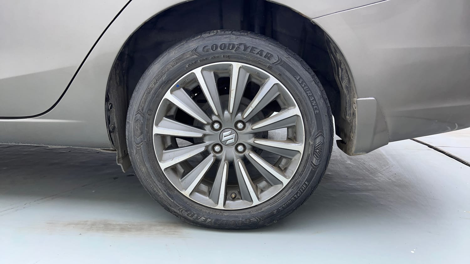 Used 2019 Maruti Suzuki Ciaz Alpha Hybrid 1.5 AT Petrol Automatic tyres LEFT REAR TYRE RIM VIEW