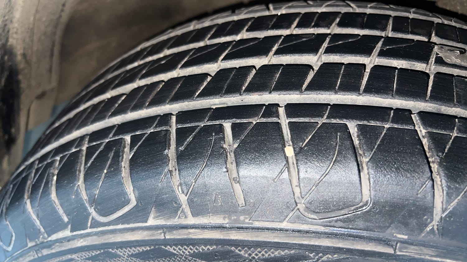 Used 2020 Hyundai Venue SX Plus 1.0 Turbo DCT Petrol Automatic tyres RIGHT FRONT TYRE TREAD VIEW