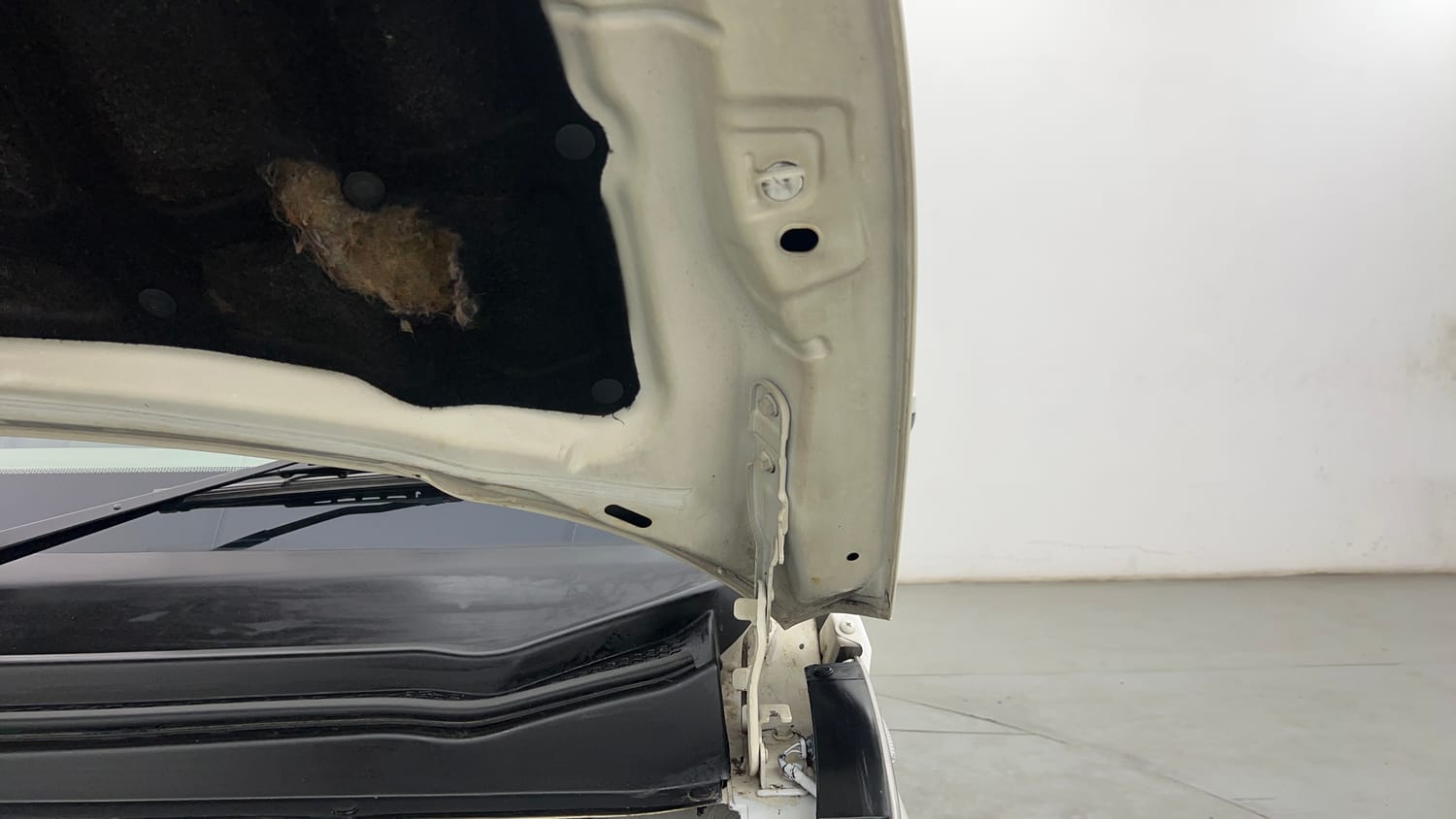 Used 2017 Mahindra KUV100 K6 6 STR Petrol Manual engine ENGINE LEFT SIDE HINGE & APRON VIEW