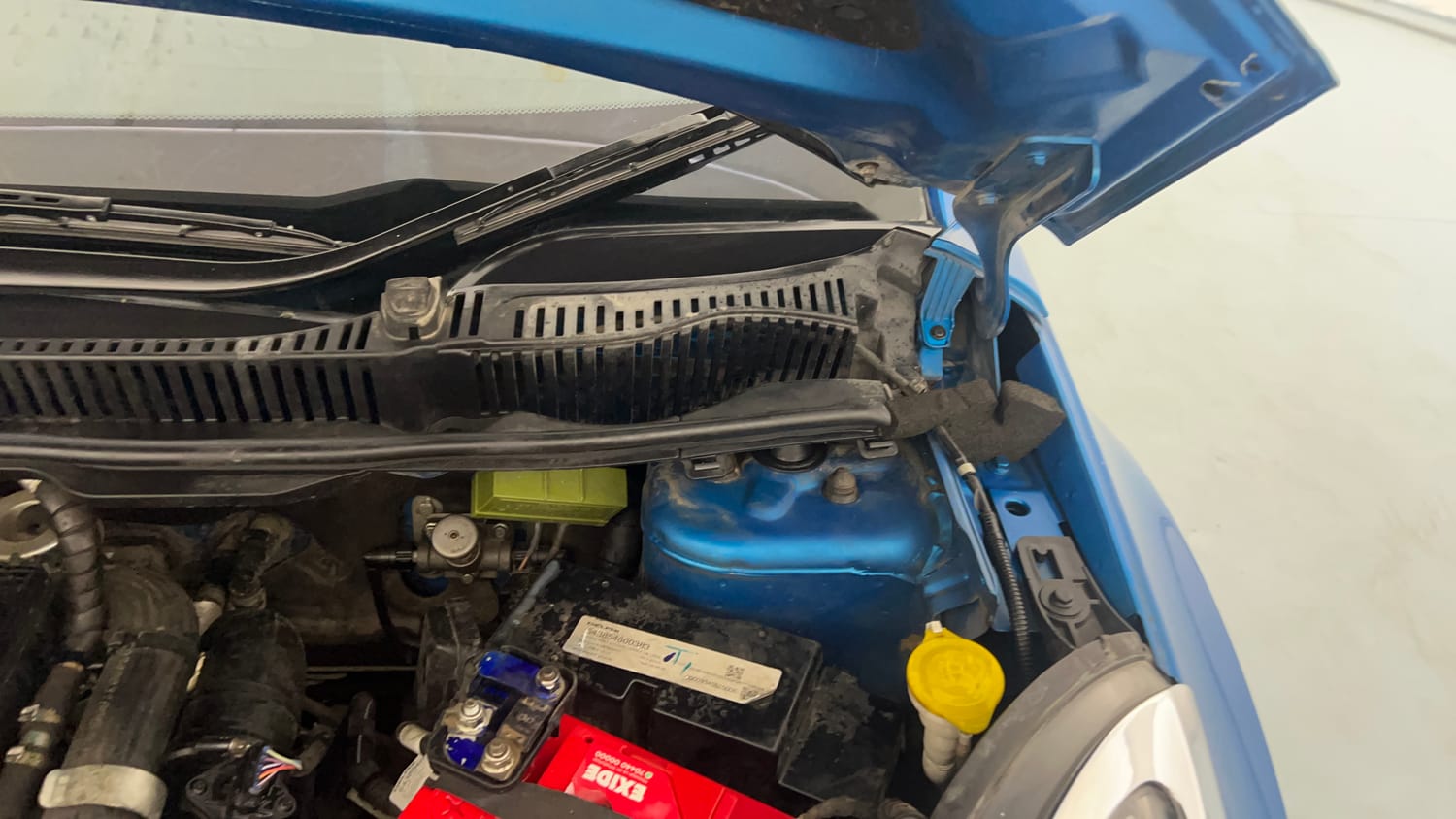 Used 2017 Tata Nexon XZ Plus Diesel Diesel Manual engine ENGINE LEFT SIDE HINGE & APRON VIEW