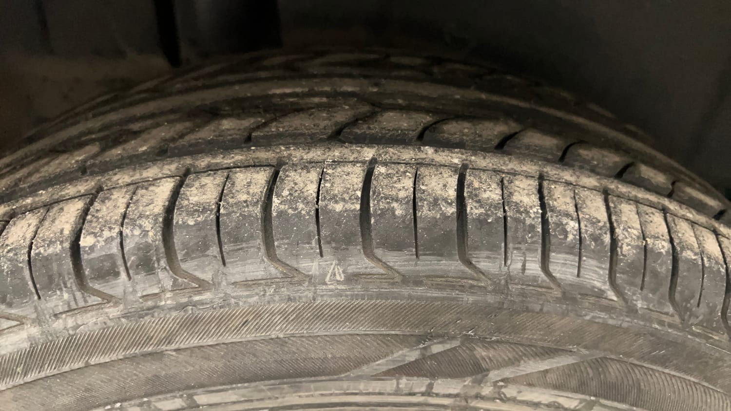 Used 2013 Maruti Suzuki Ertiga Vxi Petrol Manual tyres RIGHT REAR TYRE TREAD VIEW