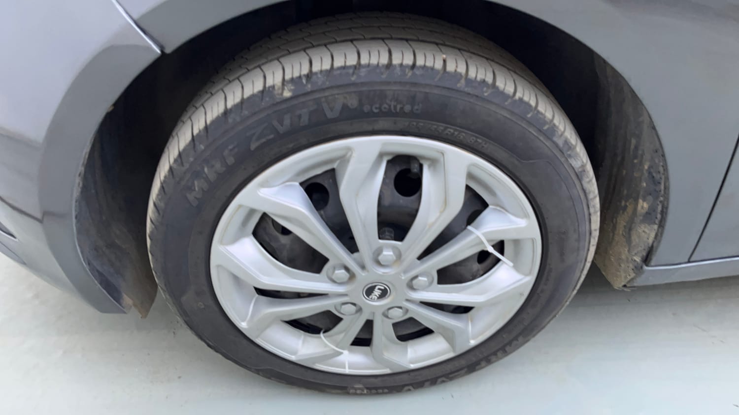 Used 2022 Tata Altroz XM Plus Petrol Petrol Manual tyres LEFT FRONT TYRE RIM VIEW