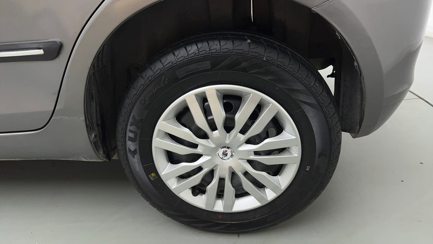 Used 2015 Maruti Suzuki Swift VXi Petrol Manual tyres LEFT REAR TYRE RIM VIEW