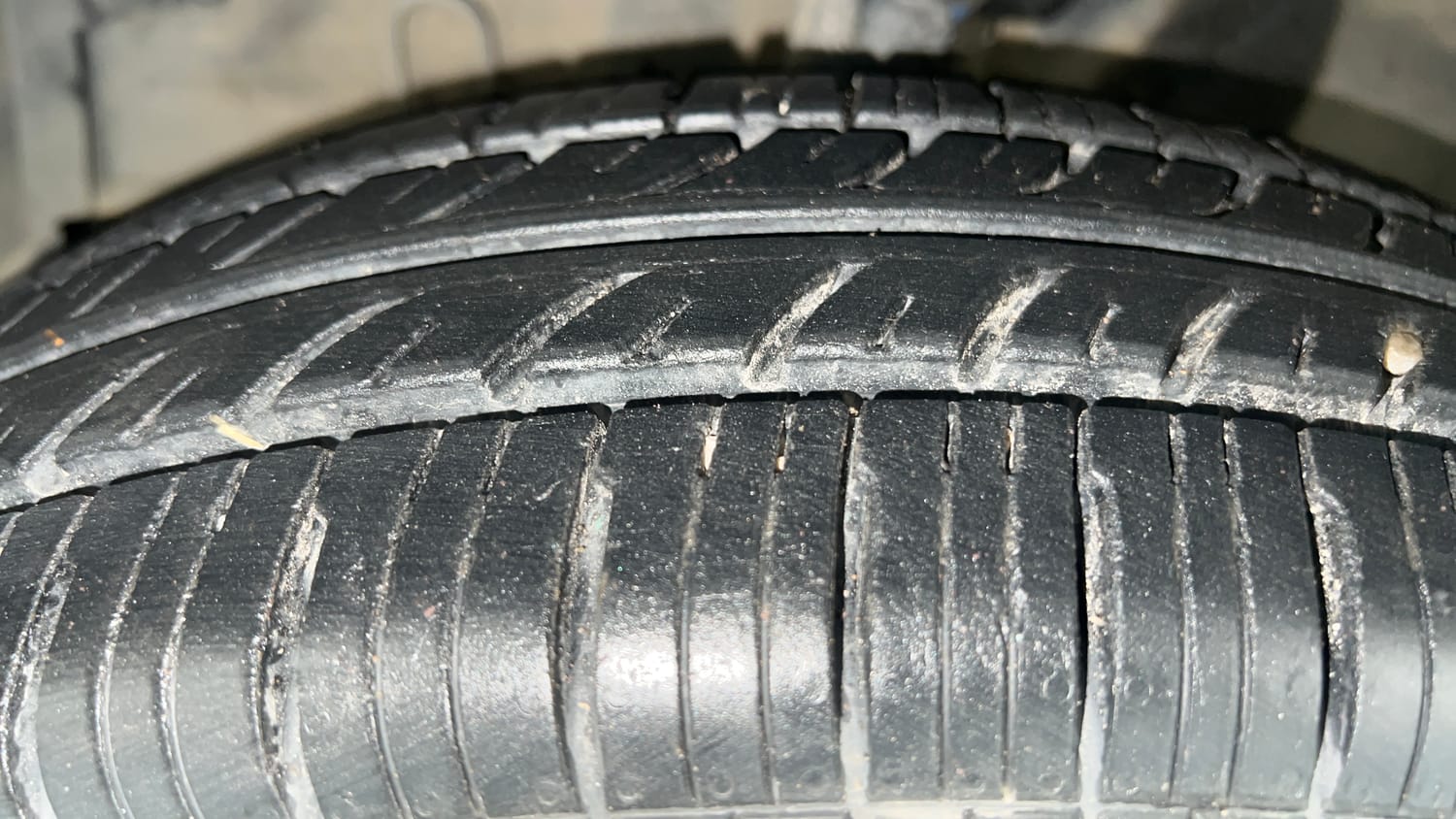 Used 2012 Maruti Suzuki Swift VXi Petrol Manual tyres LEFT FRONT TYRE TREAD VIEW