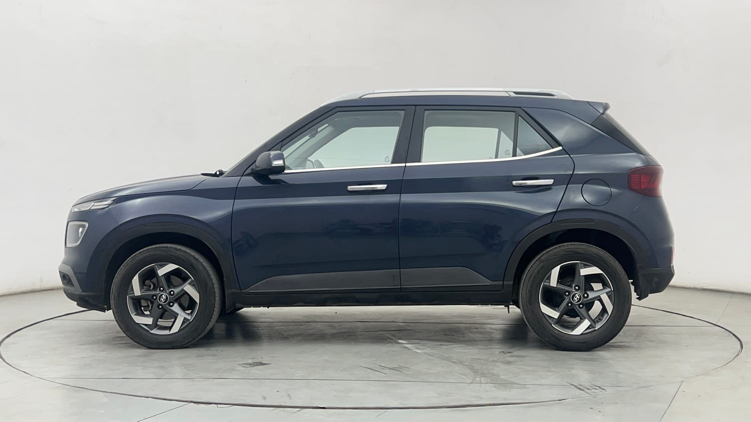 Used 2021 Hyundai Venue SX (O) 1.5 CRDi Diesel Manual exterior LEFT SIDE VIEW