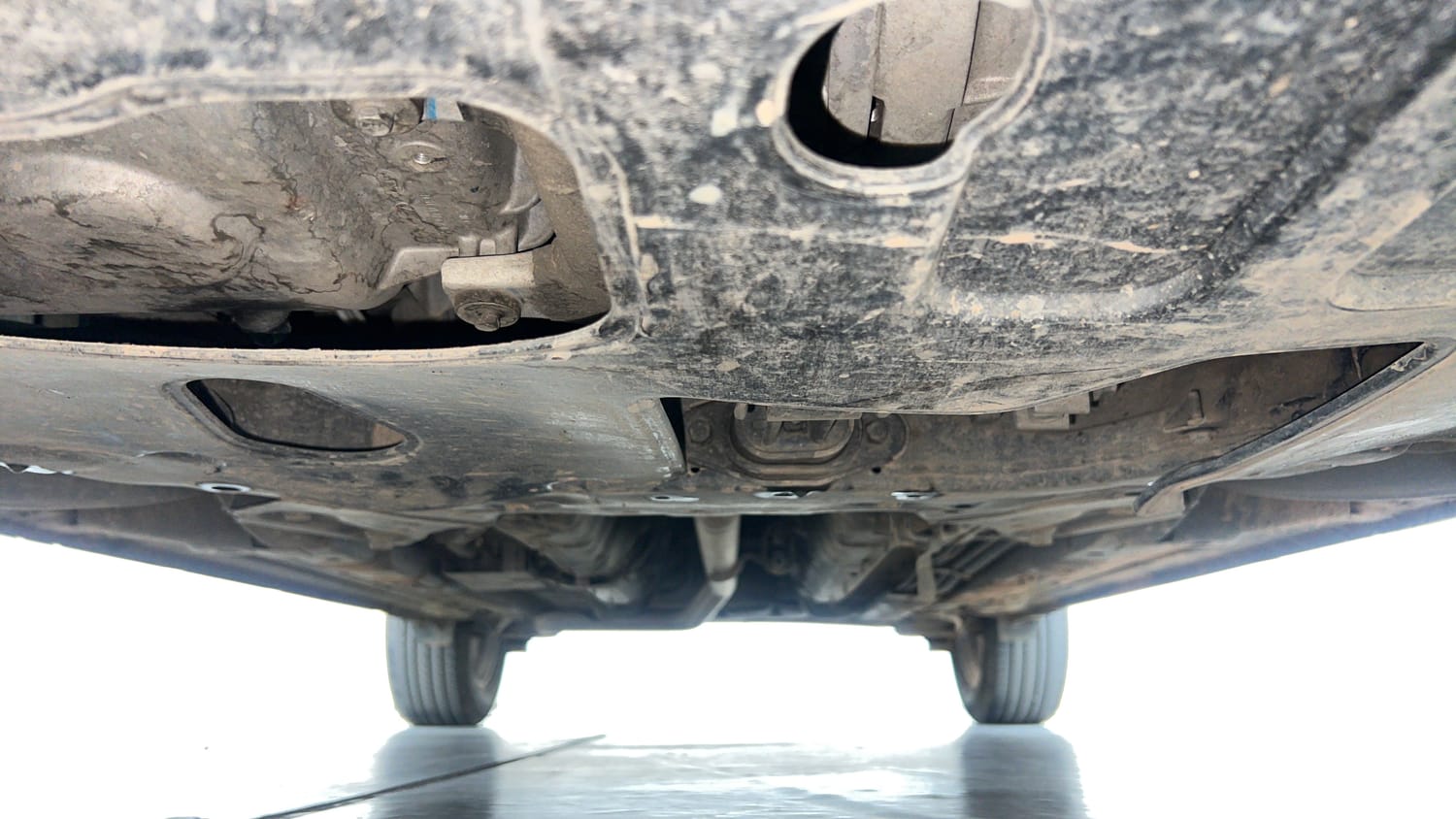 Used 2021 Hyundai Venue SX (O) 1.5 CRDi Diesel Manual extra FRONT LEFT UNDERBODY VIEW