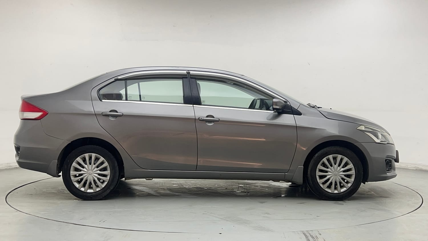 Used 2018 Maruti Suzuki Ciaz Sigma 1.4 MT Petrol Manual exterior RIGHT SIDE VIEW
