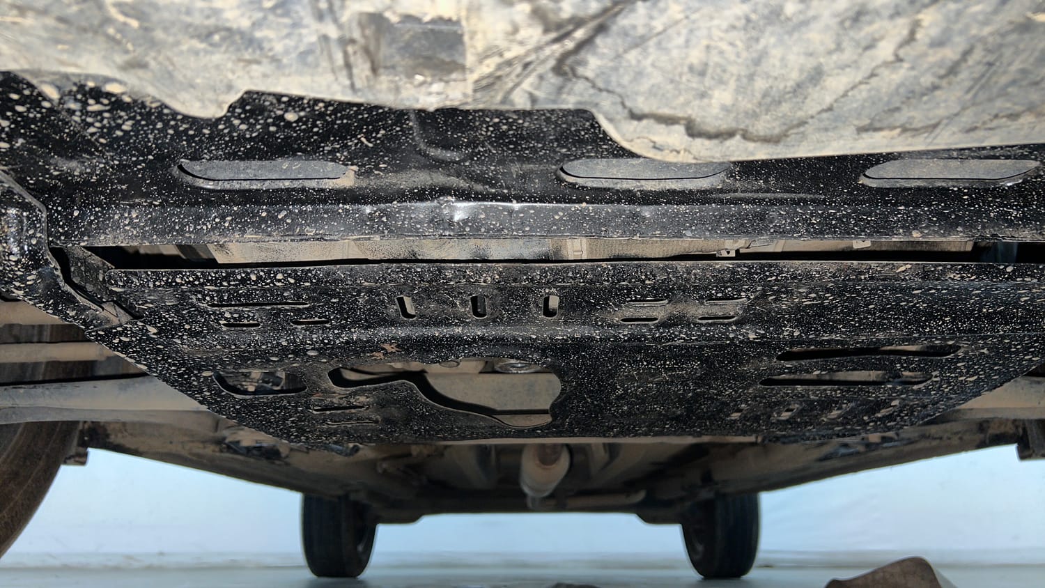 Used 2023 Renault Kiger RXZ AMT Petrol Automatic extra FRONT LEFT UNDERBODY VIEW
