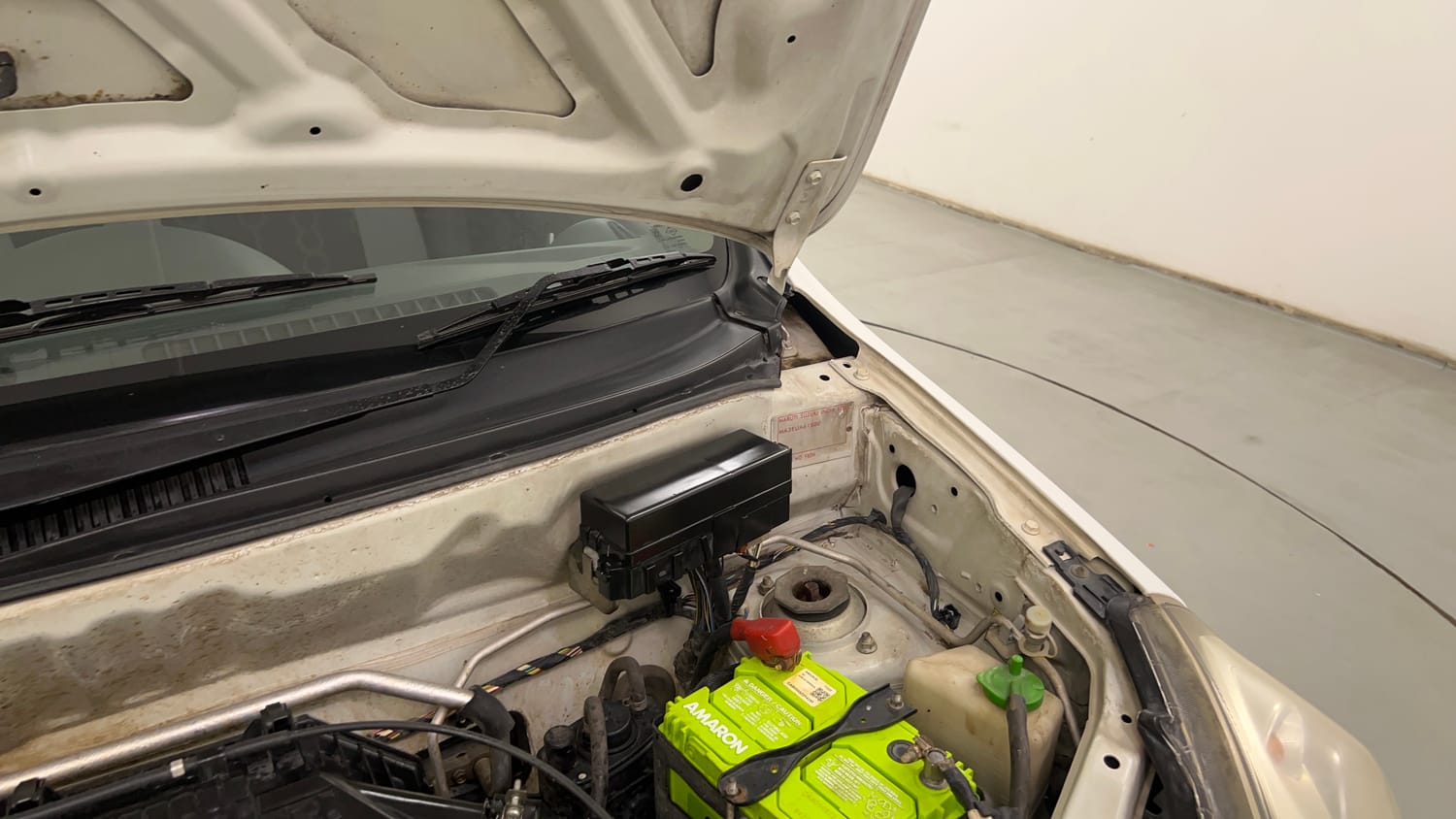 Used 2014 Maruti Suzuki Alto 800 Lxi Petrol Manual engine ENGINE LEFT SIDE HINGE & APRON VIEW