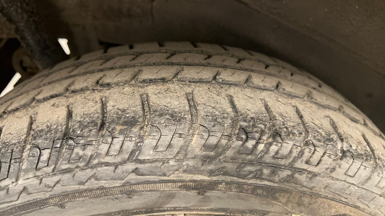 Used 2016 Maruti Suzuki Wagon R 1.0 VXI AMT Petrol Automatic tyres RIGHT REAR TYRE TREAD VIEW