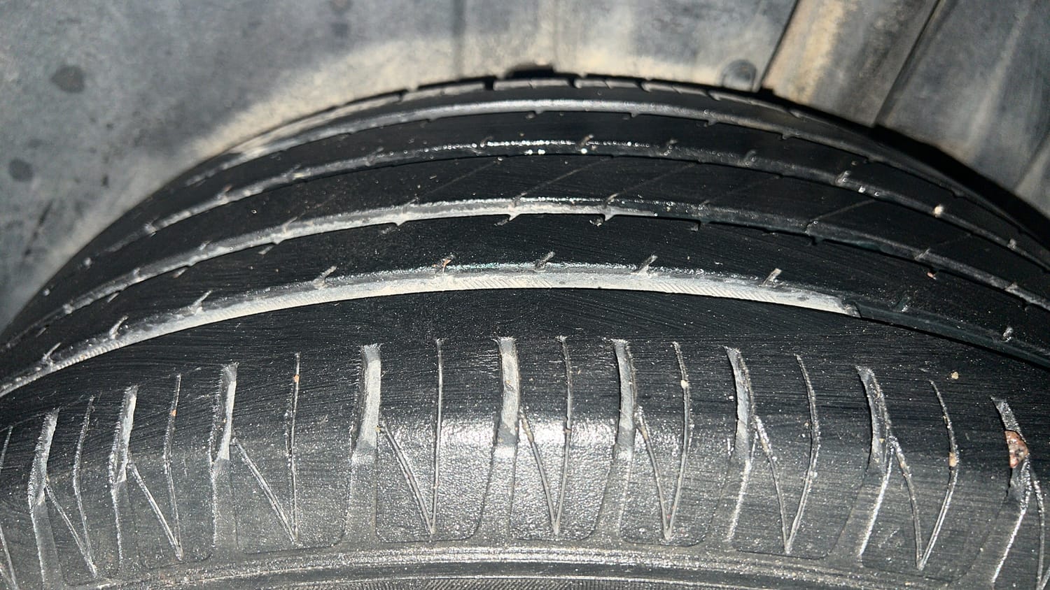 Used 2022 maruti-suzuki Vitara Brezza ZXi Plus Petrol Manual tyres LEFT REAR TYRE TREAD VIEW