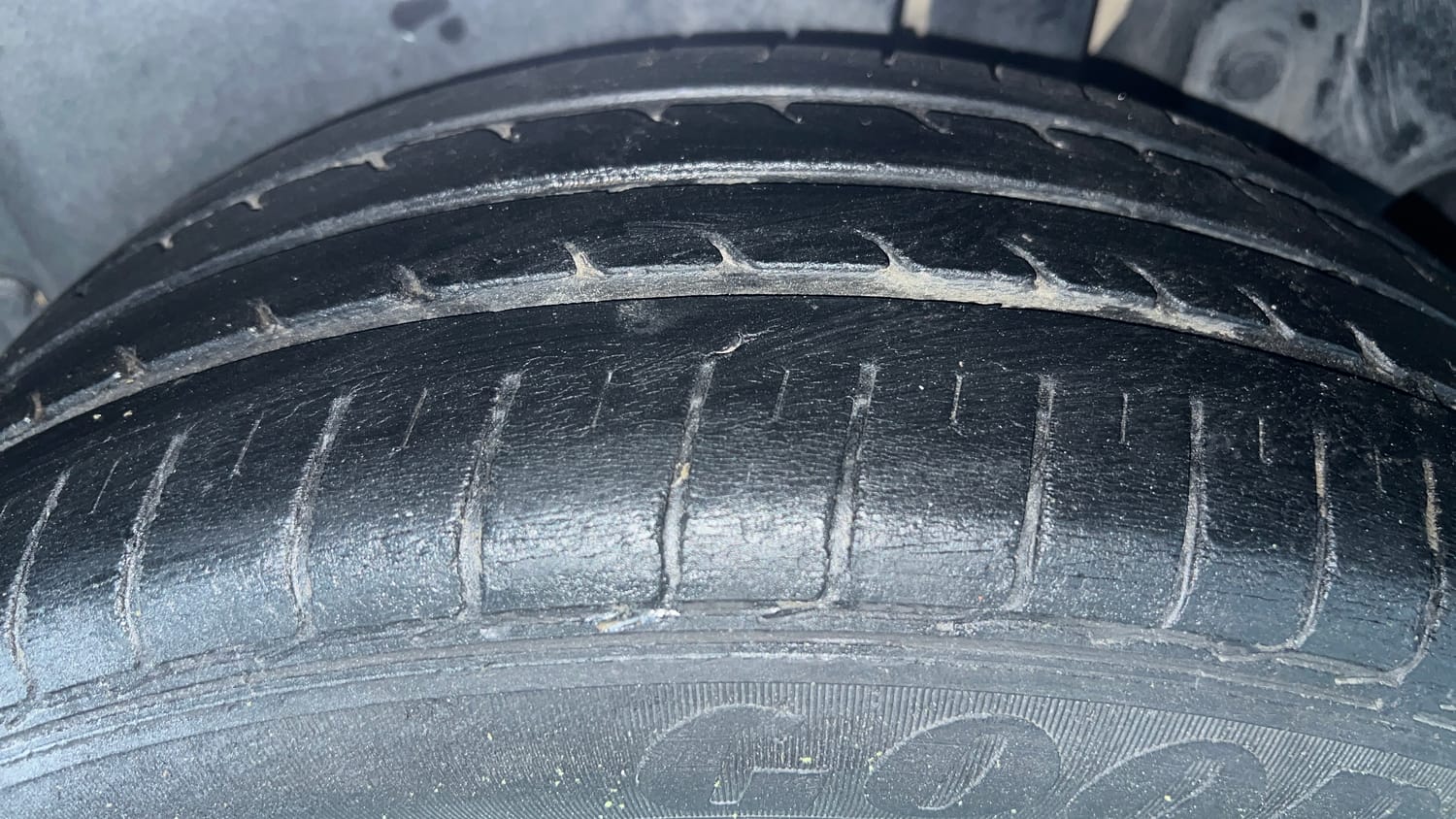 Used 2014 Maruti Suzuki Ertiga ZXi Petrol Manual tyres LEFT REAR TYRE TREAD VIEW