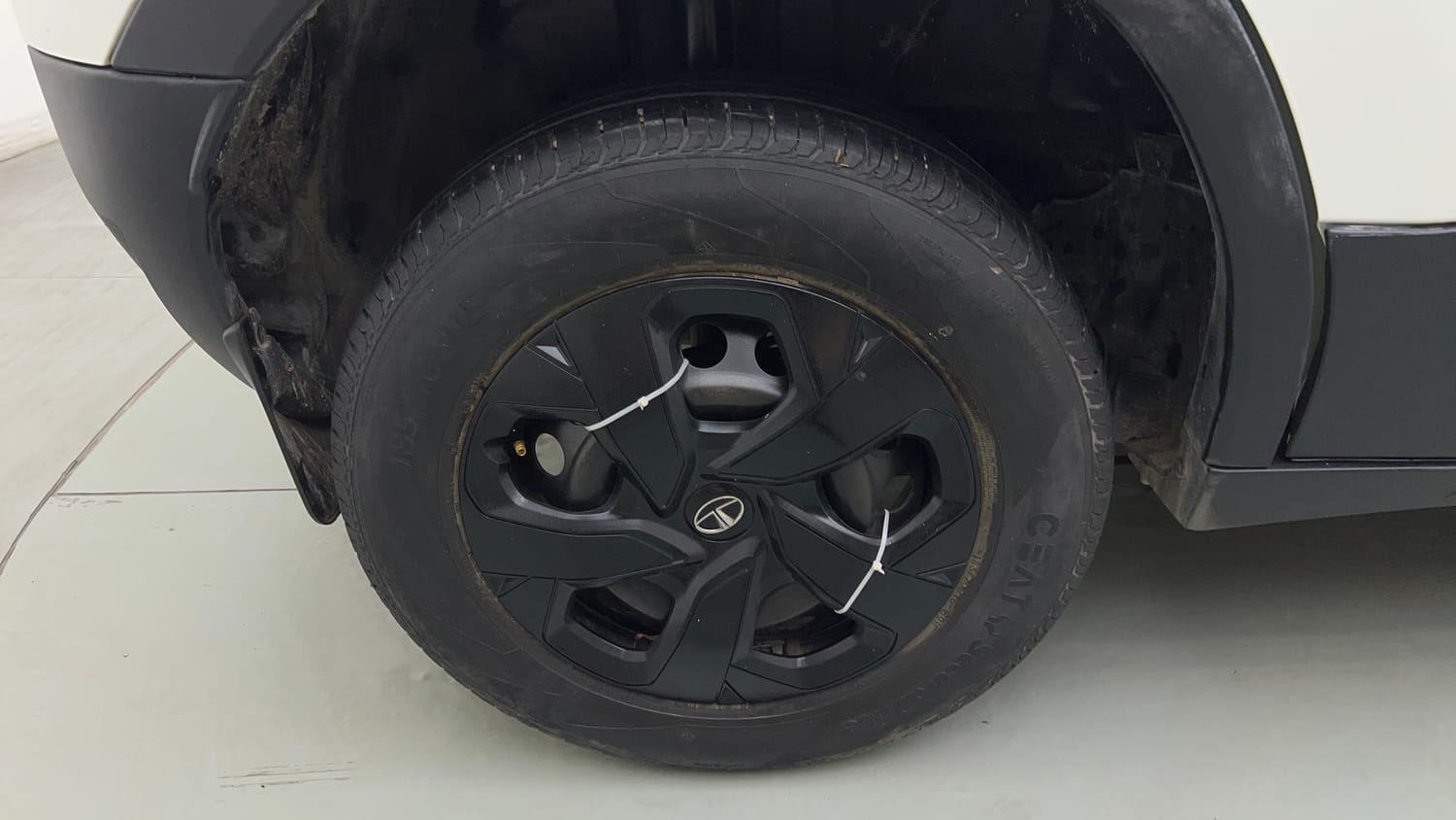 Used 2022 Tata Punch Adventure Rhythm Pack MT Petrol Manual tyres RIGHT REAR TYRE RIM VIEW