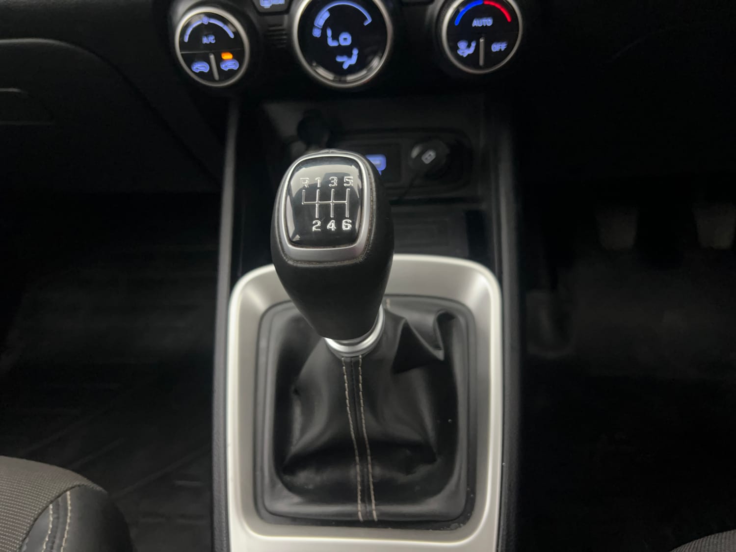 Used 2021 Hyundai Venue SX (O) 1.5 CRDi Diesel Manual interior GEAR  KNOB VIEW