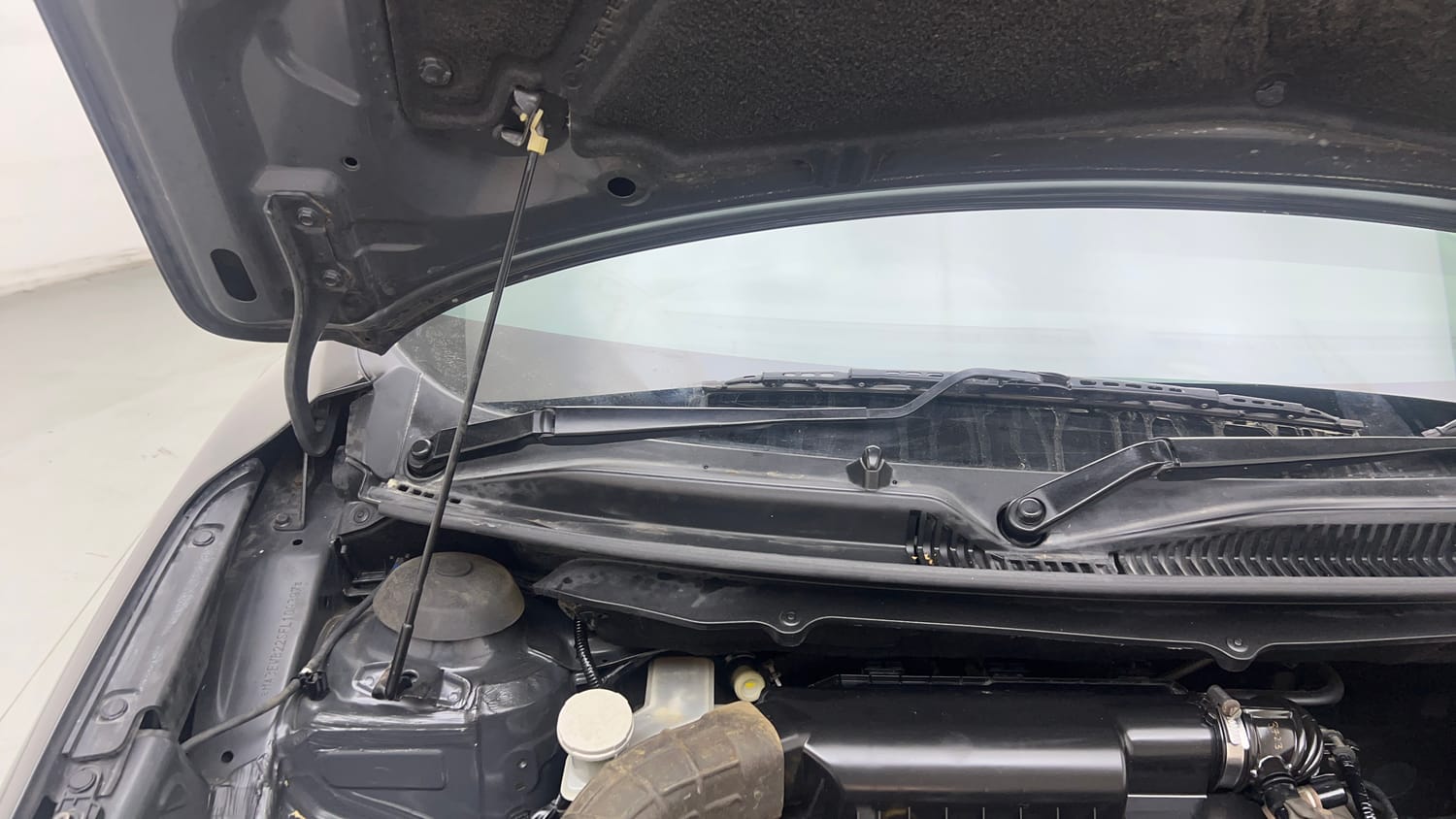 Used 2015 Maruti Suzuki Baleno Zeta 1.2 Petrol Manual engine ENGINE RIGHT SIDE HINGE & APRON VIEW