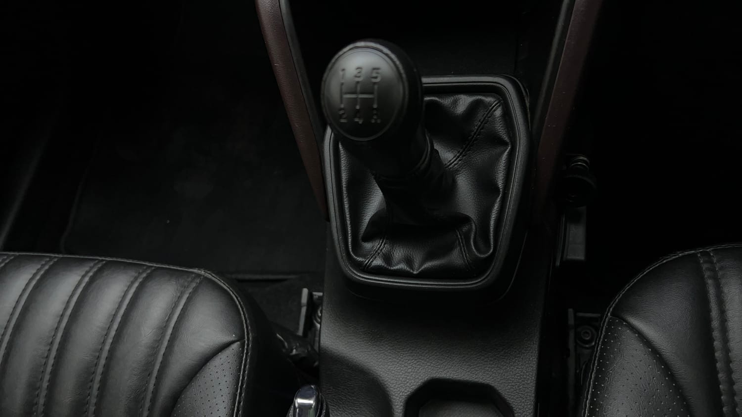 Used 2023 Maruti Suzuki Grand Vitara Sigma Smart Hybrid Petrol Manual interior GEAR  KNOB VIEW