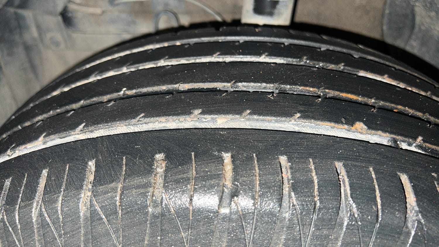 Used 2022 maruti-suzuki Vitara Brezza ZXi Plus Petrol Manual tyres LEFT FRONT TYRE TREAD VIEW