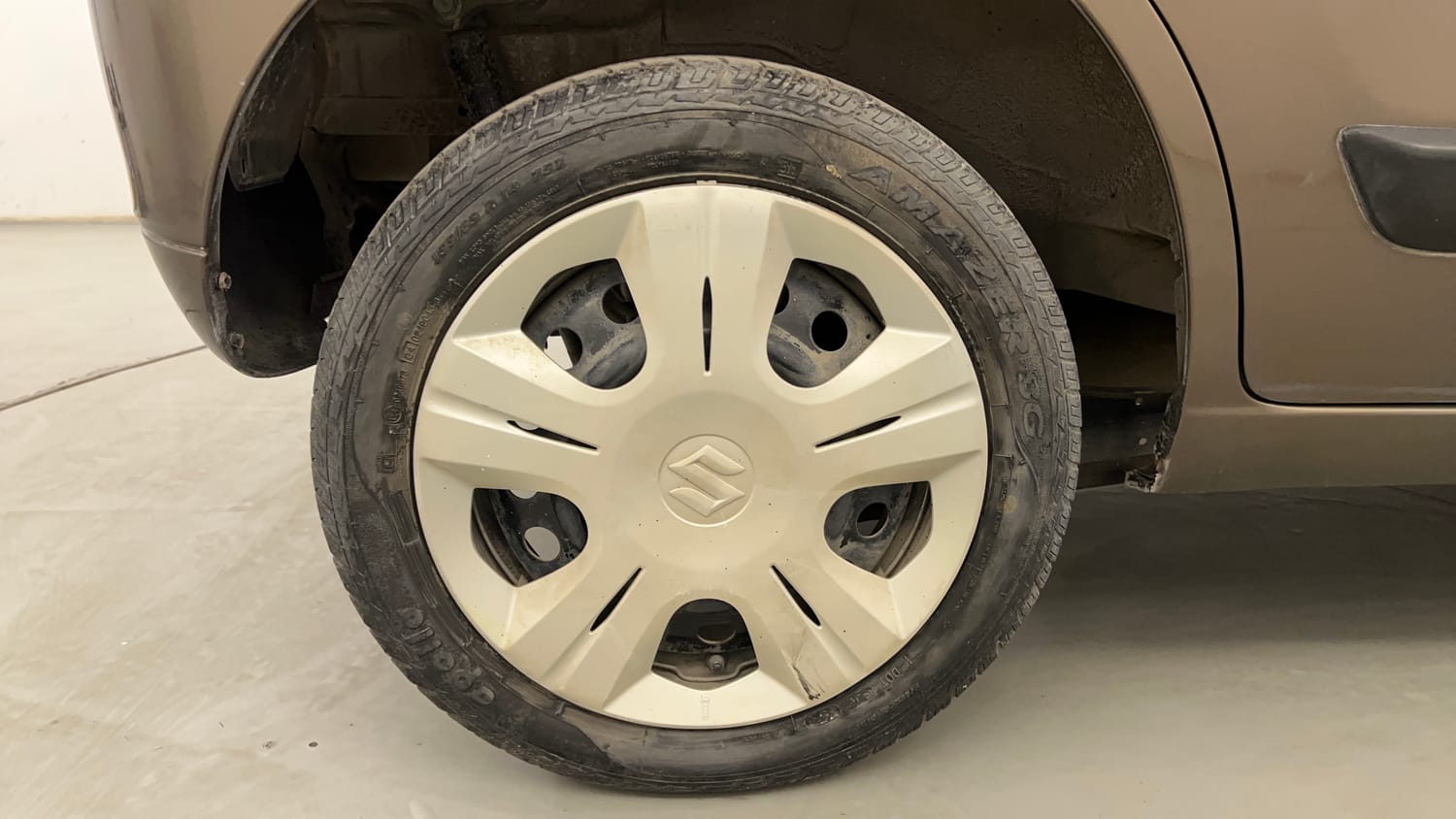 Used 2016 Maruti Suzuki Wagon R 1.0 VXI AMT Petrol Automatic tyres RIGHT REAR TYRE RIM VIEW