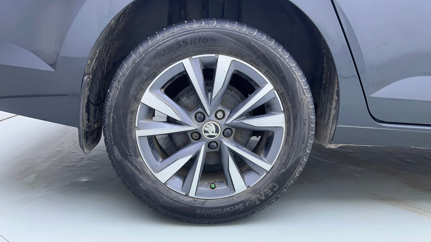 Used 2022 Skoda Slavia Style 1.0L TSI AT Petrol Automatic tyres RIGHT REAR TYRE RIM VIEW