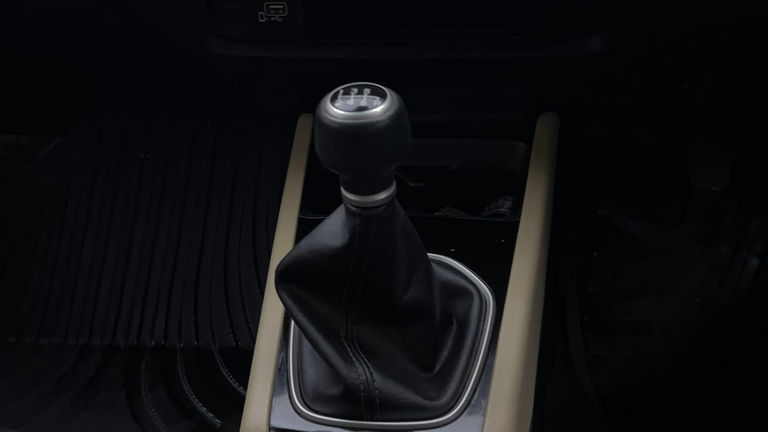 Used 2023 Honda City V Petrol MT Petrol Manual interior GEAR  KNOB VIEW