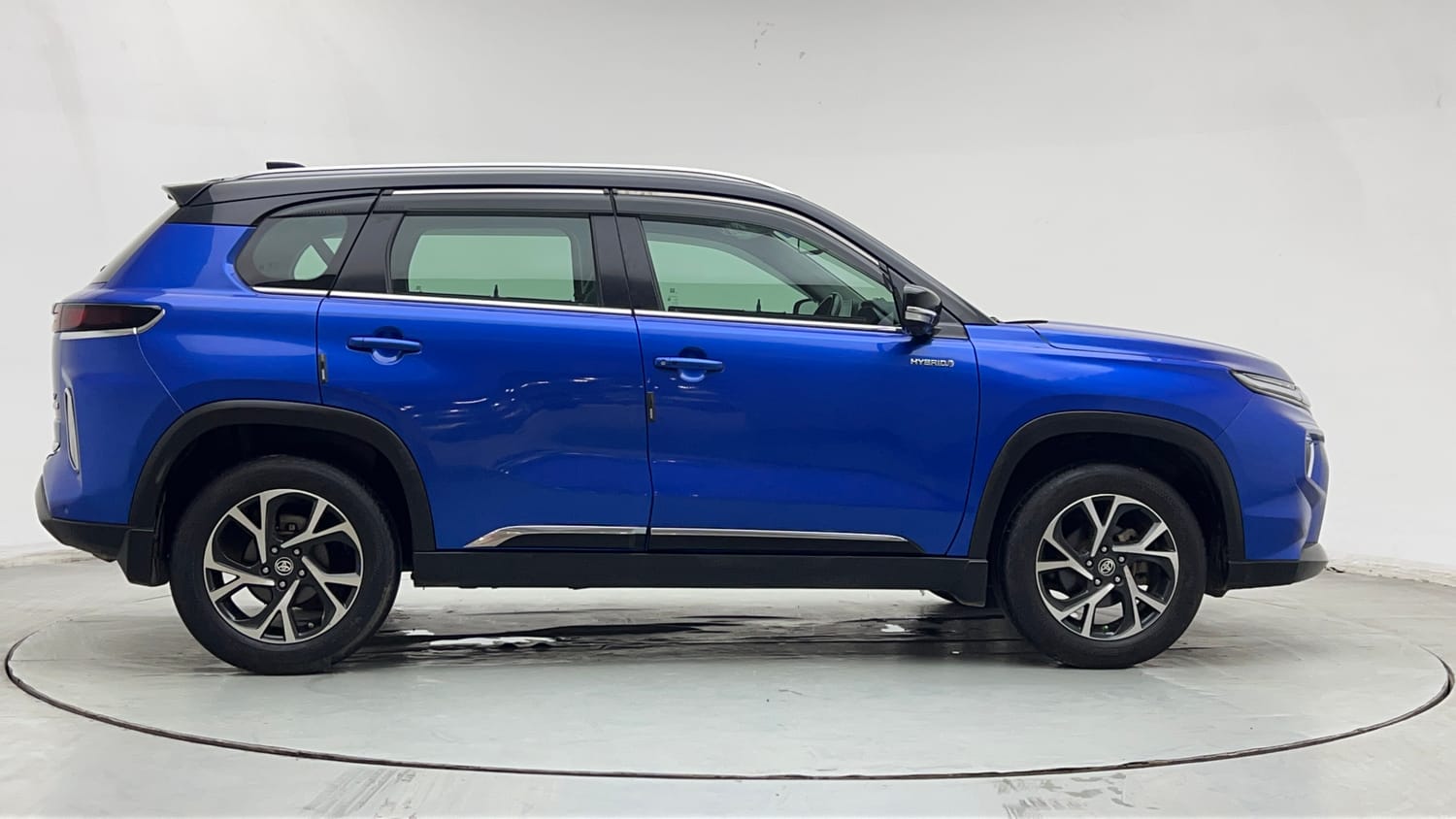Used 2023 Toyota Urban Cruiser Hyryder V Hybrid Dual Tone Hybrid Automatic exterior RIGHT SIDE VIEW