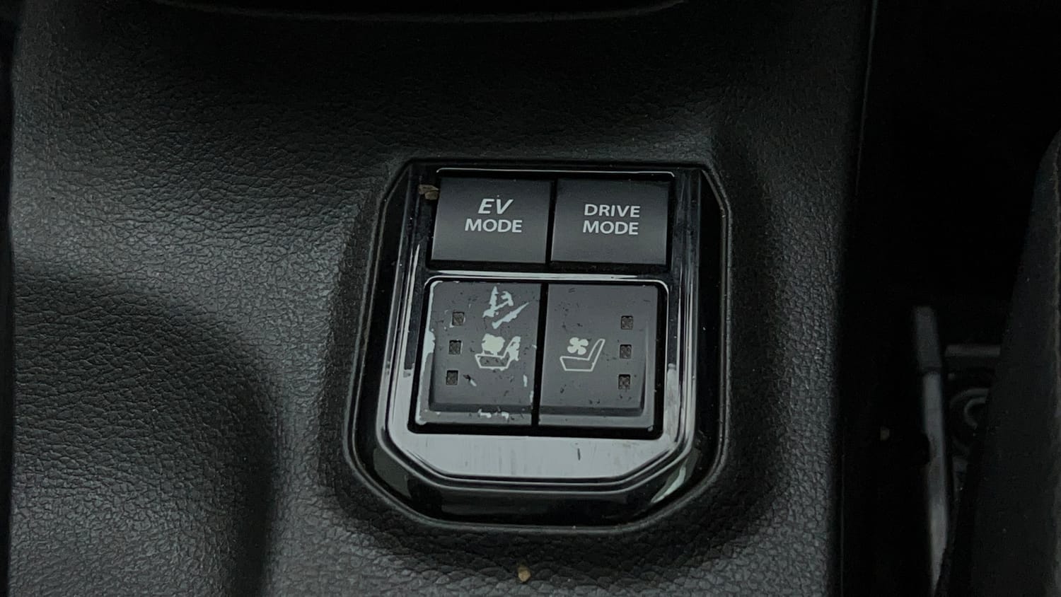 Used 2023 Toyota Urban Cruiser Hyryder V Hybrid Dual Tone Hybrid Automatic top_features Ventilated seats